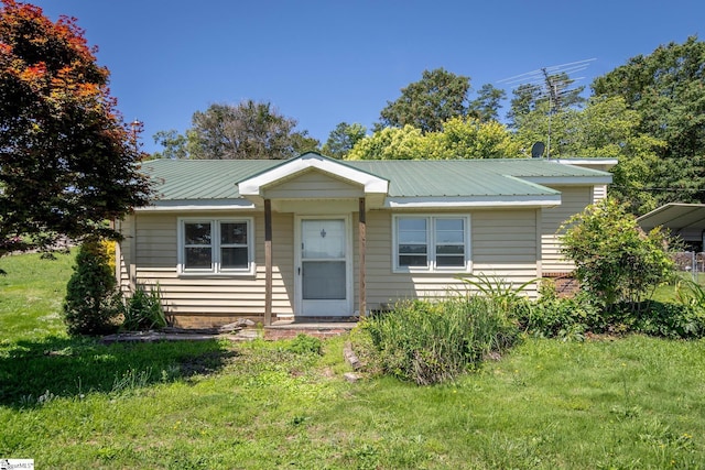 view of front of property featuring a front yard