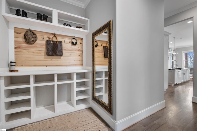 mudroom featuring sink, a notable chandelier, ornamental molding, and hardwood / wood-style floors