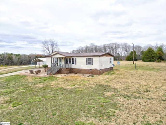 view of front of home featuring a carport and a front yard