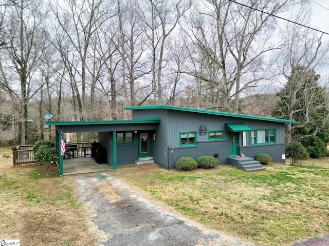 view of front facade featuring a carport and a front yard