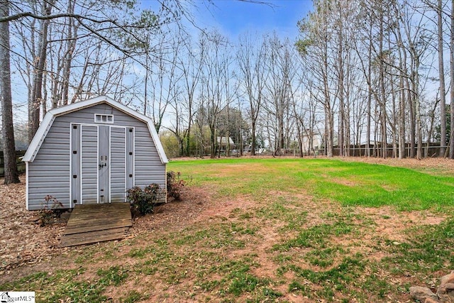 view of yard featuring a shed