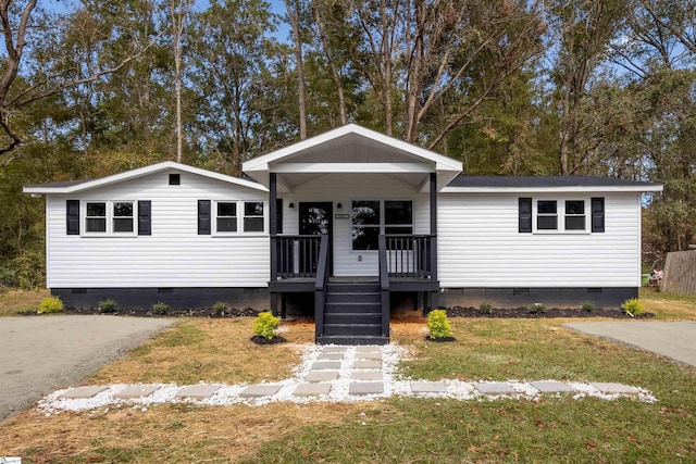 view of front of home featuring covered porch and a front lawn