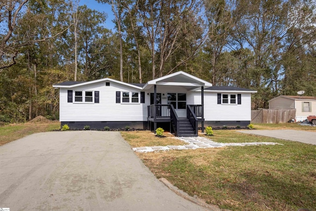 view of front of property with a front yard