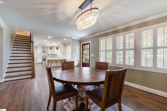 dining area featuring ornamental molding, dark hardwood / wood-style floors, and a notable chandelier