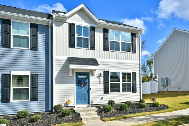 townhome / multi-family property featuring a front yard