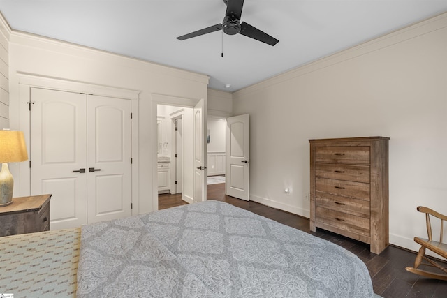 bedroom with dark wood-type flooring, ornamental molding, a closet, and ceiling fan