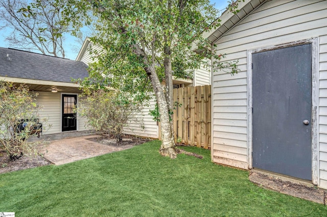 view of yard featuring a patio area