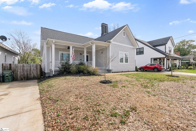 view of front of property featuring a porch and a front lawn