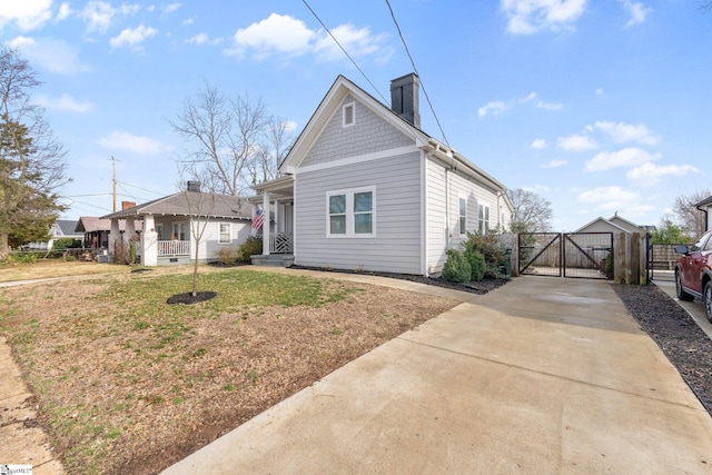 view of front of home featuring a front lawn