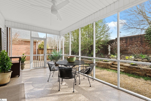 sunroom with ceiling fan