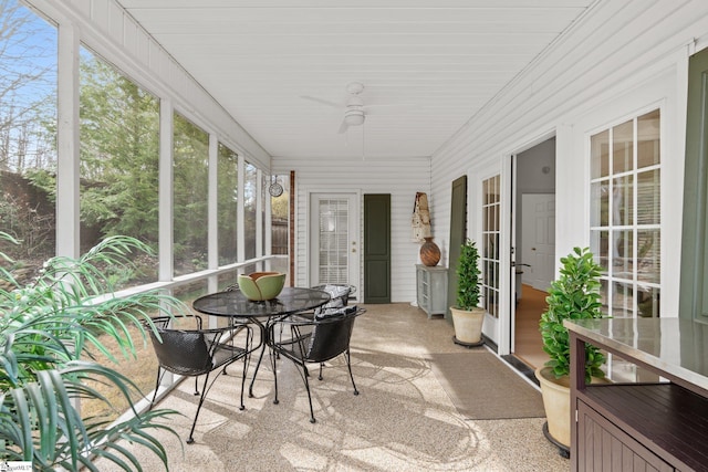 sunroom with ceiling fan