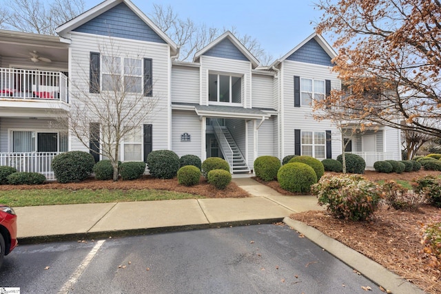 multi unit property featuring ceiling fan