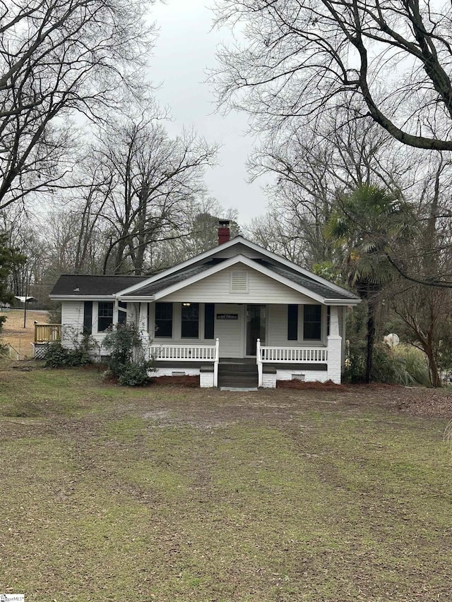 view of front facade featuring a porch and a front yard