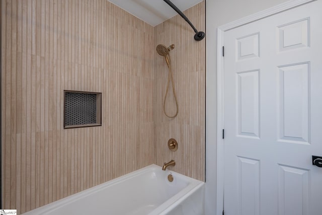 bathroom featuring tiled shower / bath combo