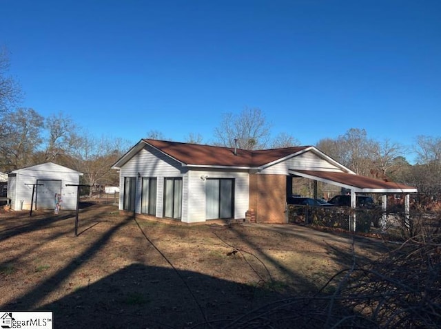 back of house featuring an outdoor structure