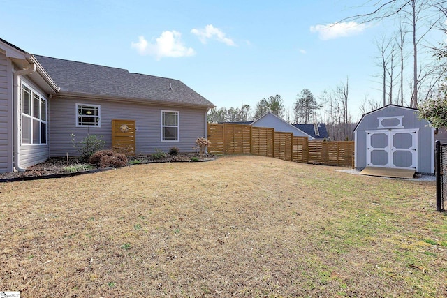 view of yard with a shed