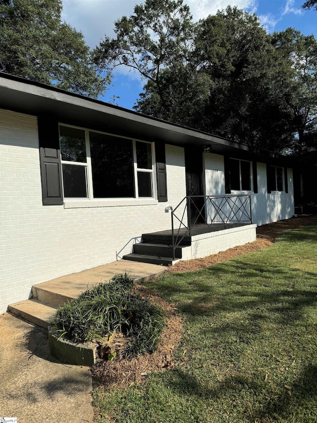 ranch-style house with a front yard