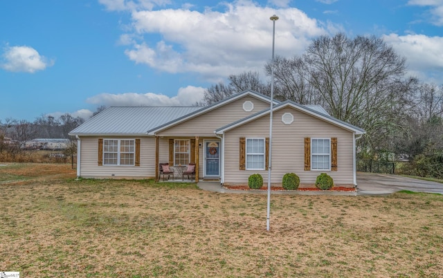 single story home featuring covered porch and a front lawn