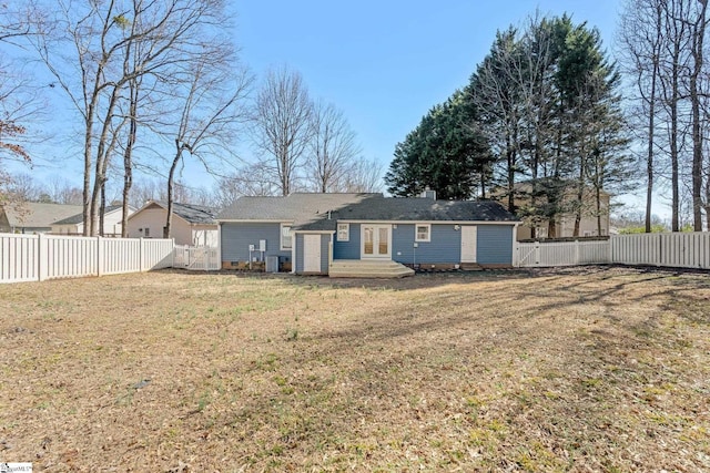 back of house featuring a lawn