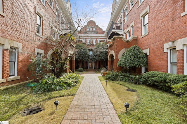 view of property's community featuring a lawn