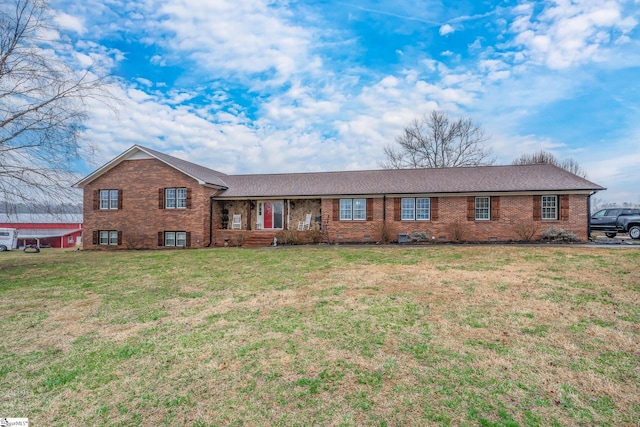 view of front of property featuring a front yard