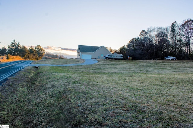 view of yard at dusk