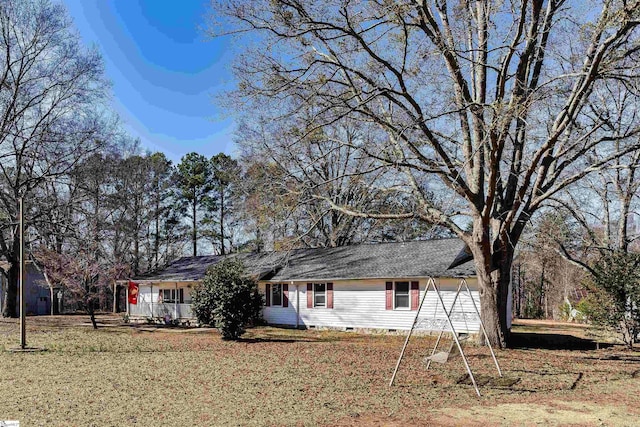 view of front of house with a front lawn