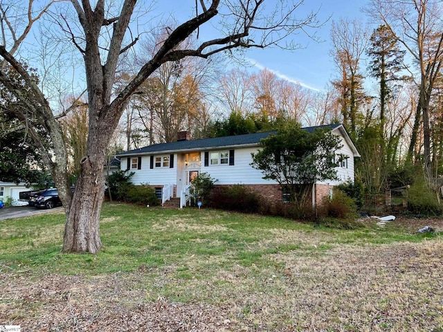 view of front of home featuring a front lawn