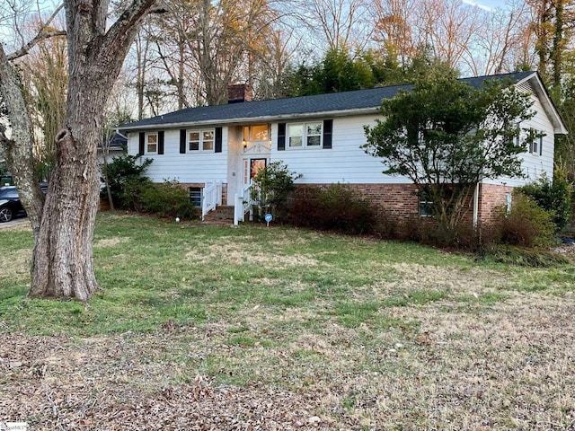 split foyer home featuring a front yard