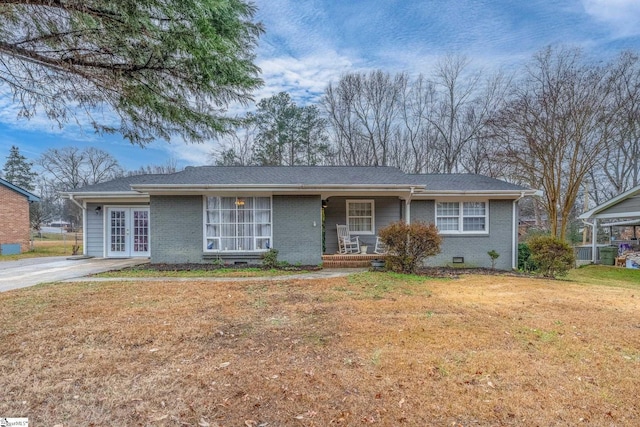 single story home with a front lawn