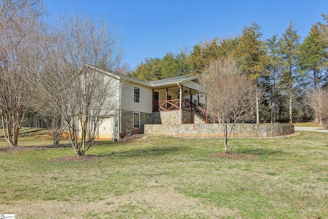 view of front of house featuring a front lawn