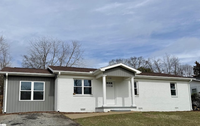 view of front of property with a front yard