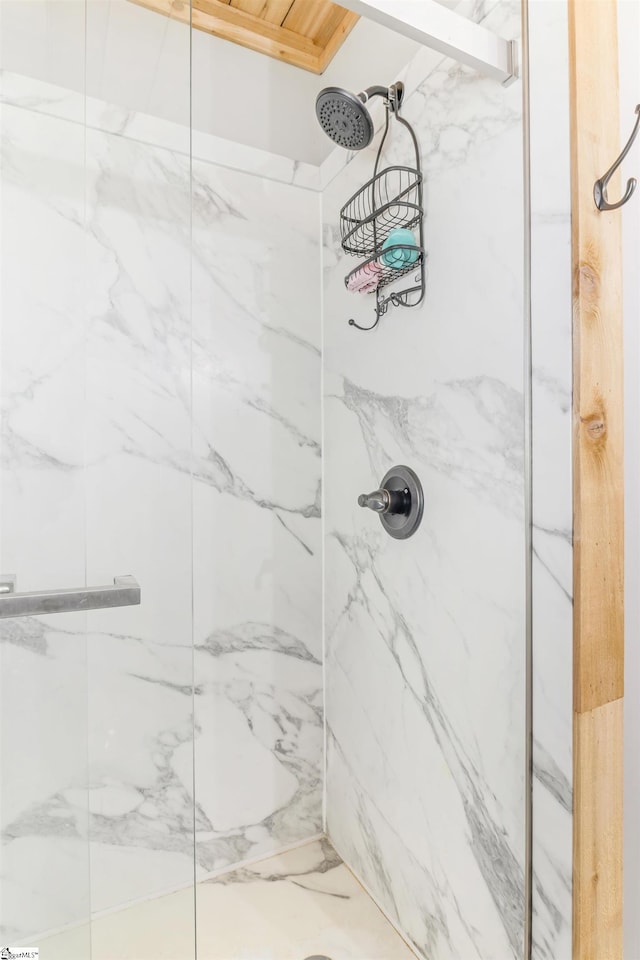 bathroom featuring a tile shower