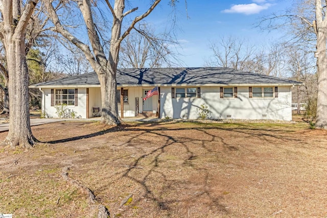 ranch-style home featuring a front lawn