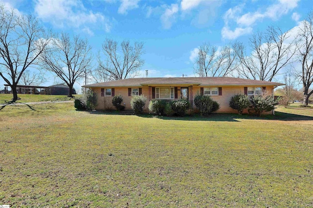 ranch-style house featuring a front yard