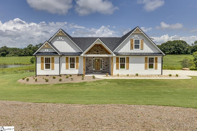 view of front facade with a front yard