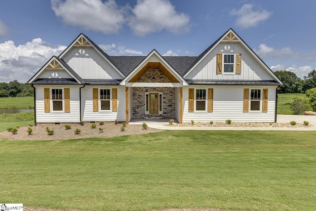 view of front facade with a front yard