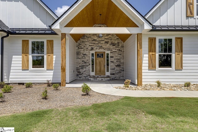 entrance to property with a lawn