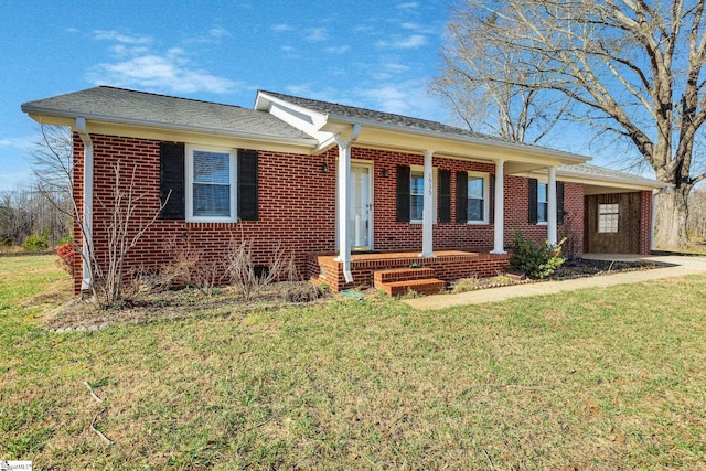 single story home with a front lawn