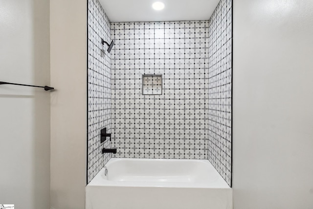 bathroom featuring tiled shower / bath