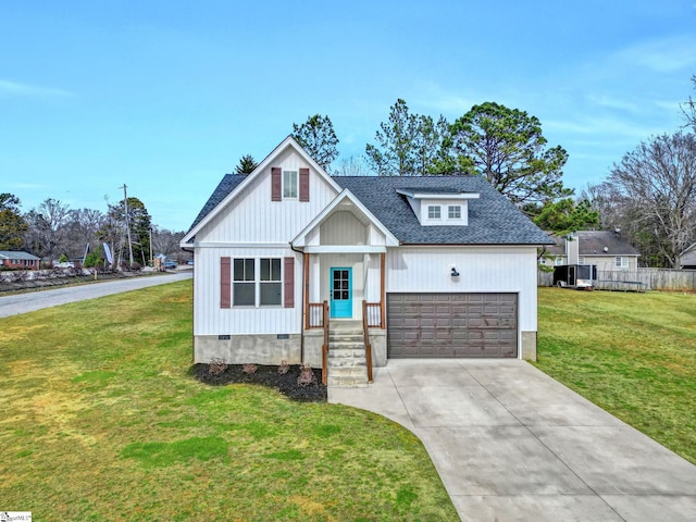 view of front facade featuring a front yard