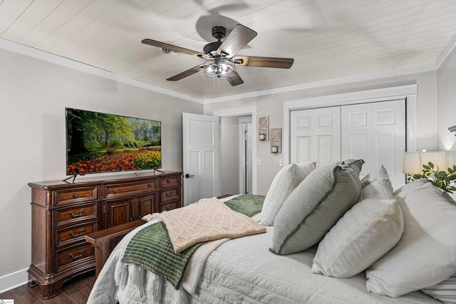 bedroom featuring a closet, hardwood / wood-style flooring, crown molding, and ceiling fan