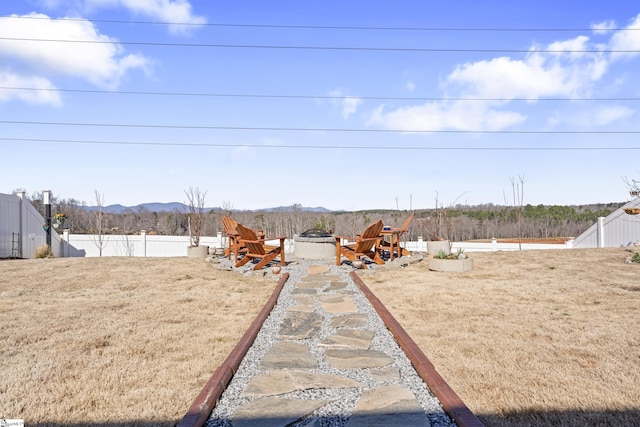 view of yard featuring a mountain view