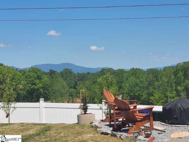 view of yard featuring a mountain view