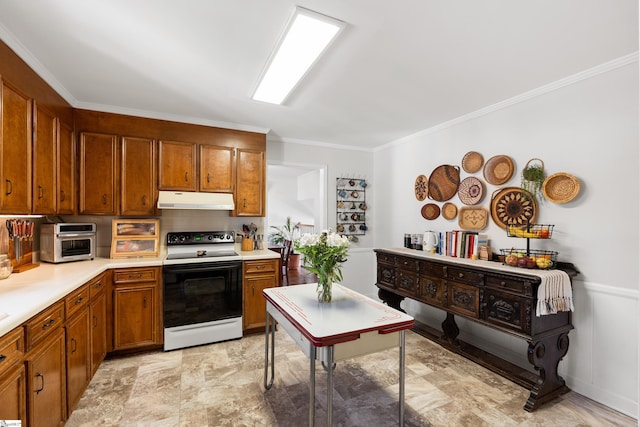 kitchen featuring electric range oven, crown molding, and tasteful backsplash