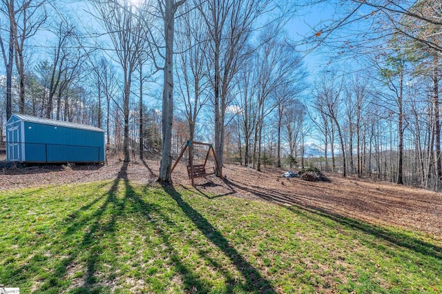 view of yard with an outbuilding