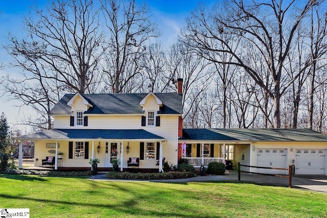 view of front of property featuring driveway, a porch, and a front yard