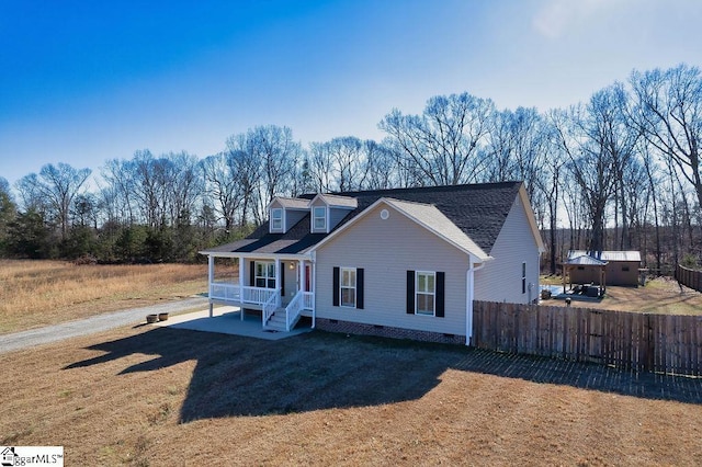 view of front of property featuring a front lawn, covered porch, fence, and crawl space