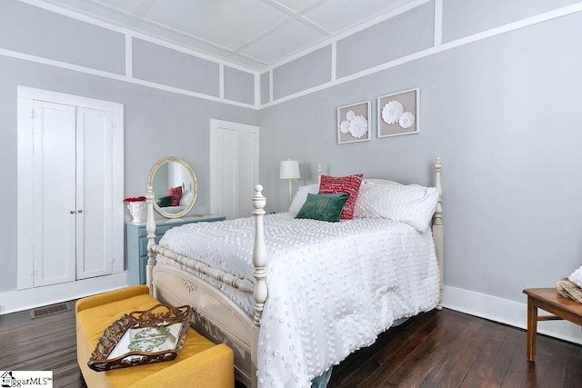 bedroom with dark wood-style flooring, visible vents, and baseboards