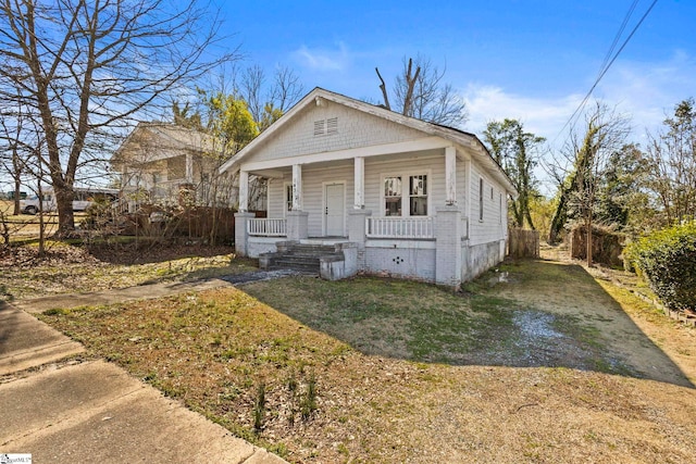 view of front of house with driveway and covered porch